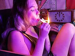 Sora vitregă matură se complace în fetișul de fumat