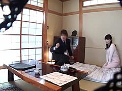 Seorang penjual Jepang mencicipi air mani dirinya dari istri muda