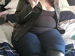 Amateur BBW Abby shows off her smoking fetish in leather