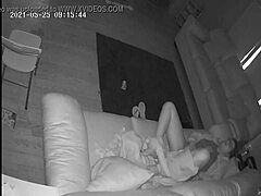 Orgasme wanita nyata tertangkap pada kamera tersembunyi dengan pengasuh bayi yang terangsang