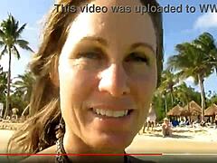 Solo plážová dívka se chlubí v softcore videu
