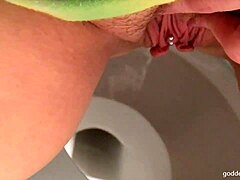 Ένα ερασιτεχνικό μωρό κλάνει και κατουράει στην τουαλέτα σε ένα βίντεο φετίχ