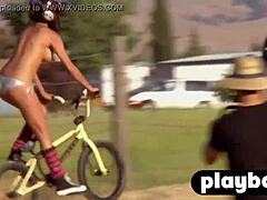 Девушка с большой задницей позирует на улице в лесбийском секс-видео