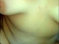 Amateur mit kleinem Hintern wird vor der Webcam gefickt