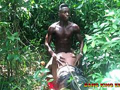 Gorący seks z moją macochą w afrykańskim lesie