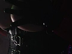 Ария Грандър, секси майка, дразни със своите естествени гърди в костюм от латекс за Хелоуин