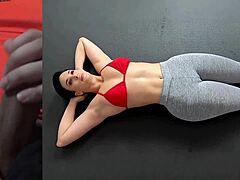 Una modella di fitness diventa perversa facendo esercizi anale e con il culo grosso
