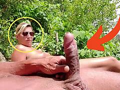 Public flashing na nudistické pláži se sexy blondýnkou