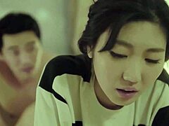 Koreaanse stiefmoeder wordt ondeugend met haar jonge patiënt in HD18plus-video