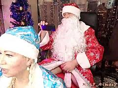 Konen på knæ og julemanden i en ægte hjemmelavet video