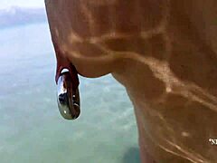 Amateur-Hausvideo einer heißen und sexy Mutter mit extremen Piercings und Muschiwechselringen am Strand