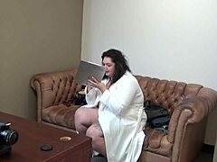 מיה מרקס עם החזה הגדול מופיעה בסרטון קולג' על ספה