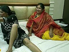 אישה הודית עם חזה גדול נהנית משלישייה ארוטית עם בעלה