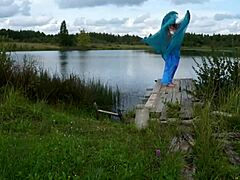 Дама в бикини танцует на озере