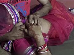 Istri India muda menikmati seks keras dan blowjob dalam film porno buatan sendiri