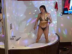 Tiempo de baño en jacuzzi para una MILF caliente con un cuerpo curvilíneo