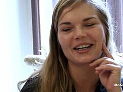 Danimarkalı amatör bir kadın, cam bir dildo ile anal oyundan hoşlanıyor