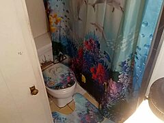 Amateurpaar betrapt op verborgen camera in badkamer