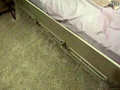 Asiatisk styvdotter blir knullad av sin styvfar i sängen