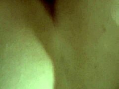 Video POV zrelé ženy, ktorá si užíva análnu a vaginálnu hru s jednorožcovým zadkom