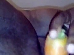 Seorang wanita India dewasa dengan pantat besar dan payudara besar memuaskan dirinya dengan wortel
