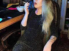 Olgun üvey kızı sigara fetişi yapıyor