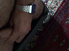 Un iranian sexy cu un penis mare se comportă urât în faţa camerei