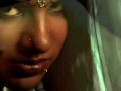 Indyjska MILF z dużymi piersiami zachowuje się niegrzecznie na parkiecie tanecznym w filmie softcore