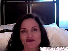 Christineash, una ragazza della webcam, mostra le sue grandi tette in un video di masturbazione strap-on