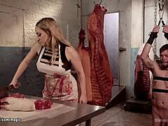 Kinky video viser milf slagter pegging levering mand med dildo