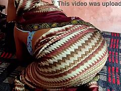 Uma madrasta indiana domina seu enteado em um chudai quente