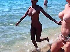 Littleangel84, een amateur, krijgt haar kont gefixeerd met een dildo op het strand in Cap Dagde