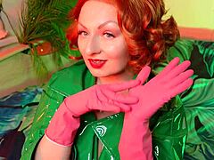 Arya Grander, una MILF rossa, seduce e stuzzica in un video di feticismo con guanti rosa