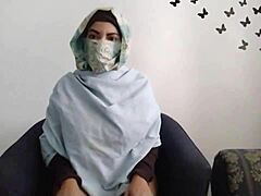 Een echte Arabische tiener in hijab geniet van zichzelf en spuugt terwijl haar man weg is