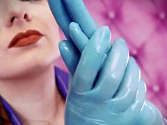 Ariana Grander, o MILF însetată de spermă, se lasă pătrunsă de o sesiune de astm senzorială cu mănuși de nitril și ulei