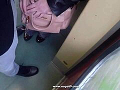 Observadora casada de protuberâncias fica travessa no trem