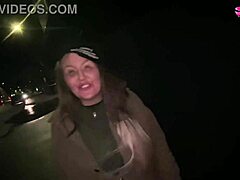 Блондинка-любительница мастурбирует на улице во время покупок