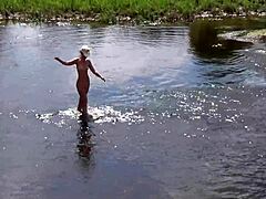 Uma mulher russa madura toma um banho nua ao ar livre