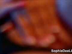 Sophie Dee, prsnatá MILFka, si olizuje mokrú vagínu