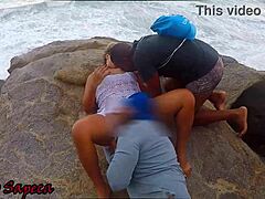 Amante și Cruz da Galera se murdăresc pe stâncile de pe plajă