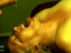 Una bionda sexy riceve un trattamento facciale disordinato dopo un intenso sesso di gruppo