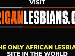 Piękne ebenowe lesbijki badają swoje ciała w domowym filmie
