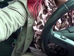 Amatör rödhårig knubbig milf njuter av sig själv i bilen