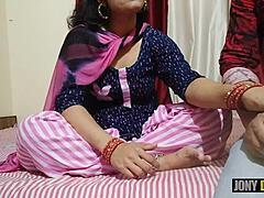 La madrastra india recibe sexo anal de su hijastro