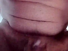 Masturbálok játékokkal a kamerán, hogy igazi orgazmust érjek el