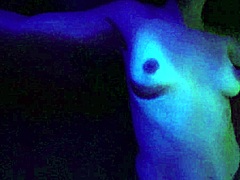 Une milf brune en lingerie se branle dans une vidéo porno espagnole