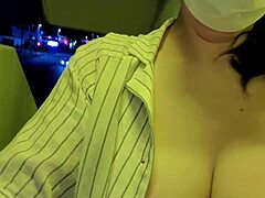 Gehuwde vrouw met grote borsten en geschoren poesje masturbeert in zelfgemaakte video