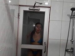 Duygusal bir MILF, saunada çift penetrasyon yaparken ıslak ayaklarını sergiliyor