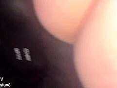 Une milf aux gros seins avec un gros cul chevauche une bite noire dans une vidéo maison humide et sauvage