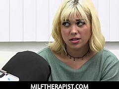 MILF терапевт и нейният пациент правят порно тройка